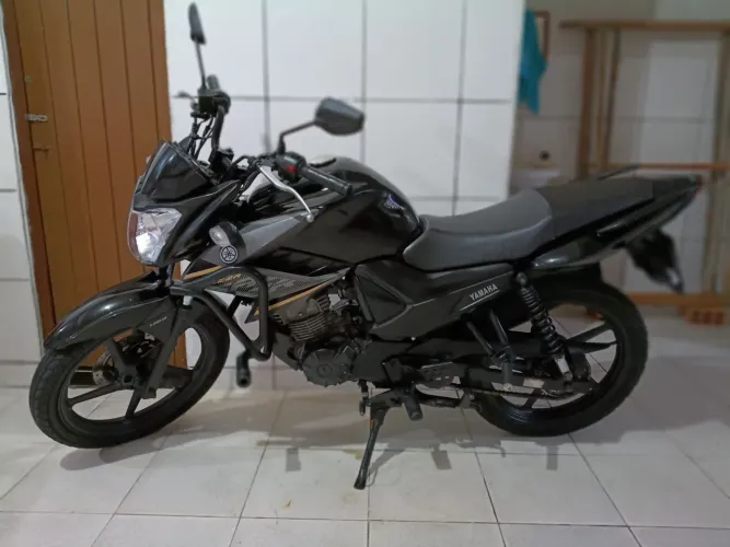 Vendo fazer 150 , 2017 moto perfeita só pegar e andar