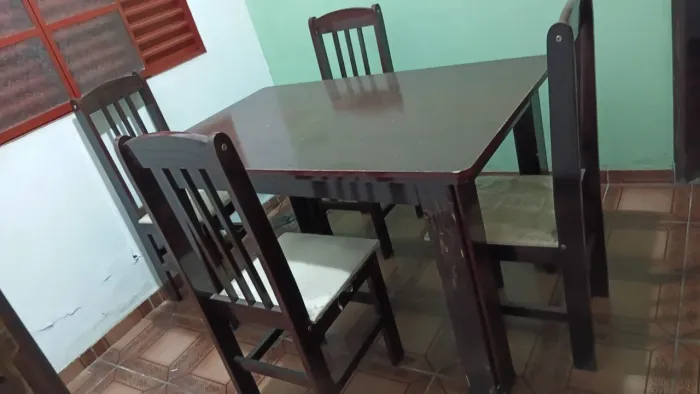 Mesa completa com 4 cadeiras
