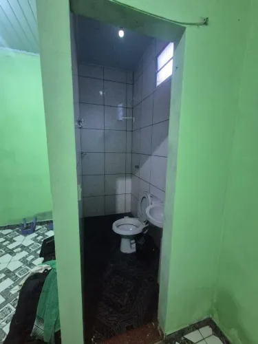 Aluga casa 02 quartos/suítes , sala cozinha garagem, nao paga agua e energia