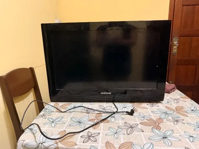 Vendo TV Samsung, só pega com chromecast, ou com TV box. Valor R$ 100,00 (Não entrego)
