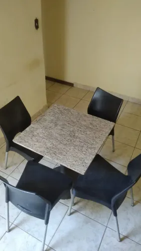 Mesa com 4 cadeiras