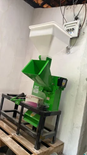 Vendo triturador forrageira de grãos e capim! Golpistas não percam seu tempo