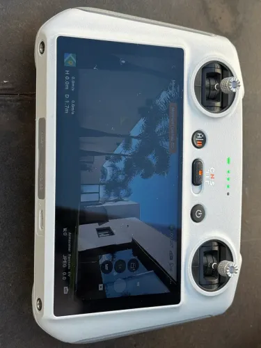 Drone DJI Mimi 3 controle com tela