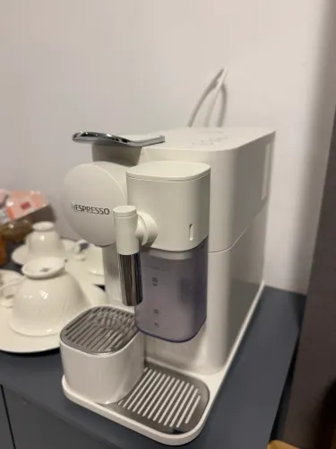Cafeteira Nespresso 90% nova com cápsula de café inclusa