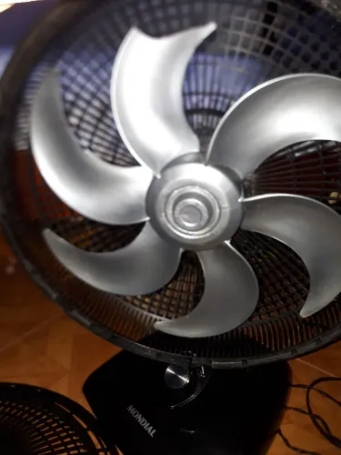 Ventilador Mondial 40 cm com haste e carcaça quebrados 