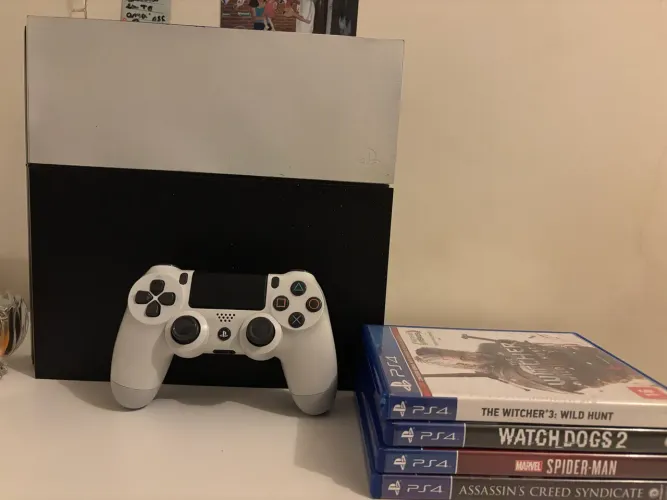 Vendo ps4 *com 4 jogos*