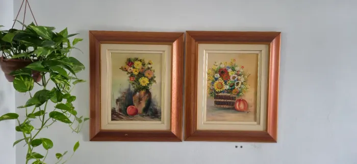Par de Quadros Decorativos Clássicos - Pintura de Flores com Moldura de Madeira