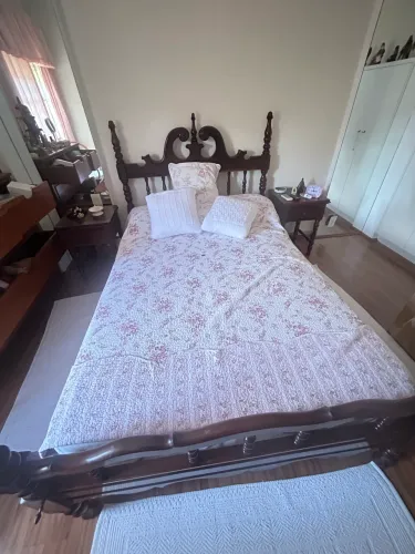 Cama de casal e mesinhas auxiliares Antiquario