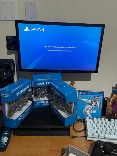 PS4 SLIM TRES CONTROLES +FIFA 19