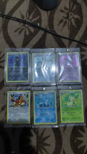 PACK COM 6 CARTAS POKÉMON - EVOLUÇÕES DO EEVEE ?