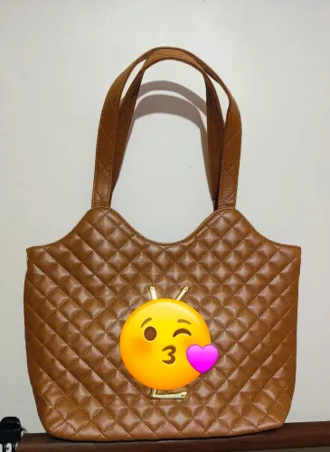 Bolsa matelasse logo dourada e necesserie 