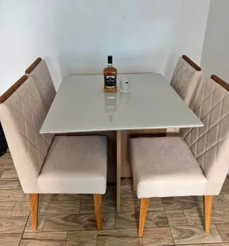 Mesa de jantar com tampo de vidro disponivel