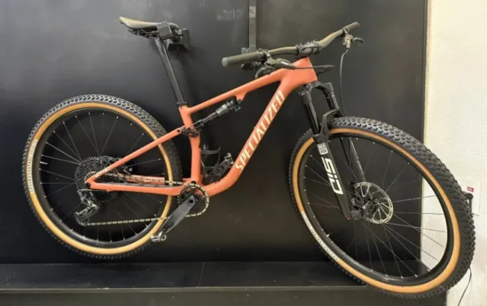 Bicicleta MTB seminova Specialized Epic Evo Expert impecável 