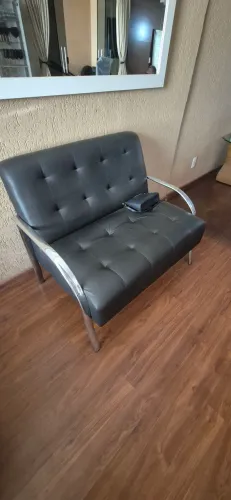 Sofá Preto 2 Lugares com Estrutura Metálica