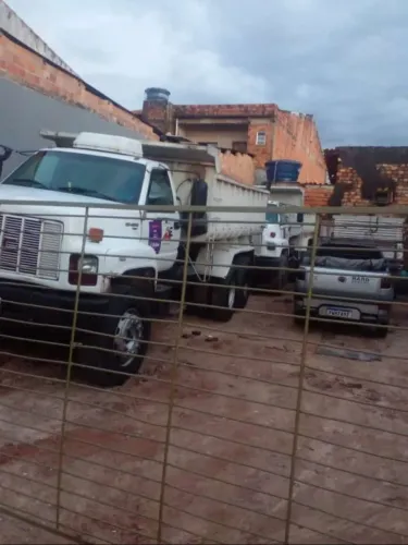 GMC 16.220, 1998, BRANCA, CAÇAMBA IDEROL DE 10 M³, GARRAFAS EM SISTEMA DE LEQUE