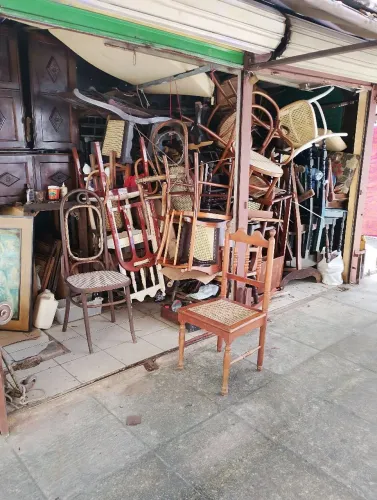 Cadeiras diversas de mesa, e dê balanço com mola, e sem mola