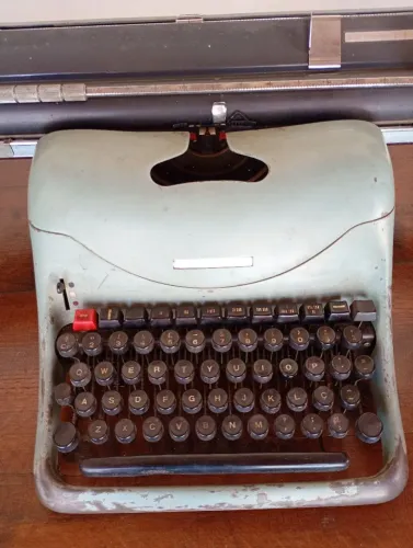 Máquina de escrever Lexikon80 antiga