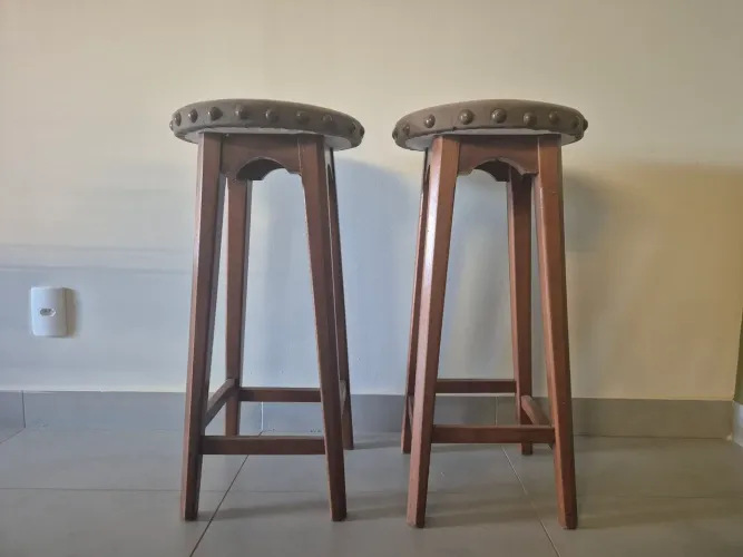 Banquetas de madeira