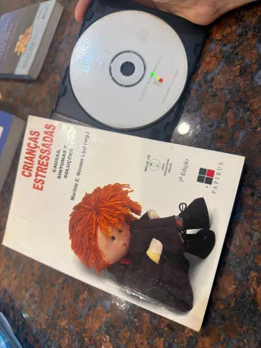 Crianças estressadas com cd para relaxamento