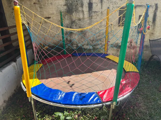 Cama elástica pula pula e escorregador