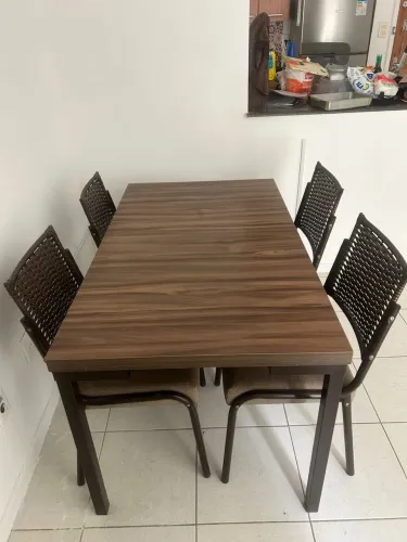 Mesa com 4 cadeiras no costa azul