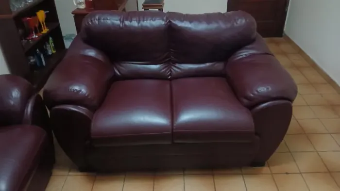 Sofá de courino marrom com 2 lugares