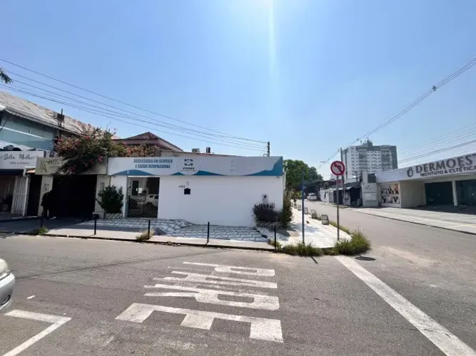Imovél Comercial ou Residencial de Esquina 300m² c/ 8 Salas e Piscina no Vieralves