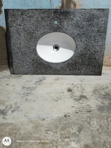 Pia de granito com cuba pra banheiro 77x50 Valor:R$150,00