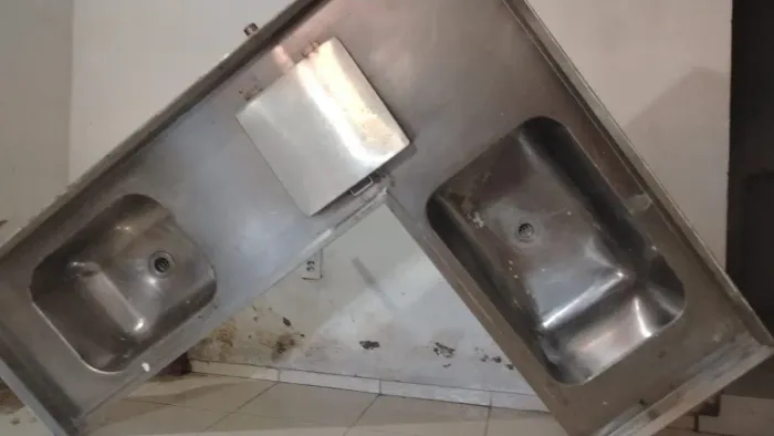 Pia resistente, ótimo acabamento, medidas no vídeo. Ideal pra sua casa R$1000 Aproveite já