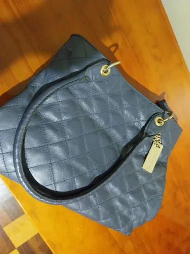 Bolsa azul marinho com detalhes em dourado