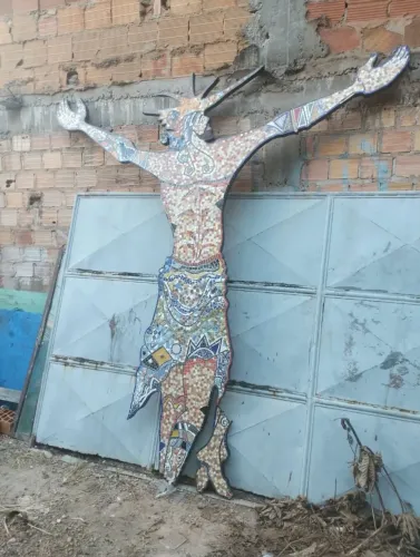 Escultura feita em mosaico