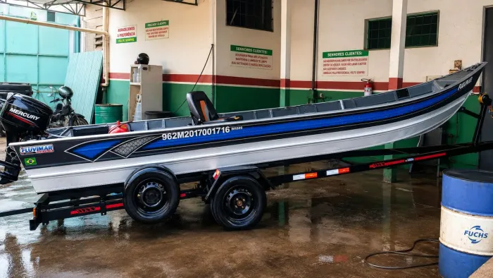Barco fluvimar com plataforma na proa. Motor 30hp com partida elétrica 2025