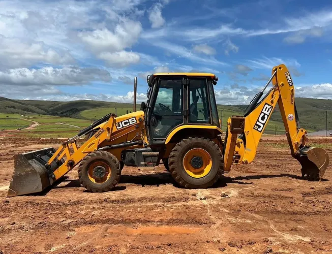 Retroescavadeira JCB 3CX 22/22 - Entrada de 10%