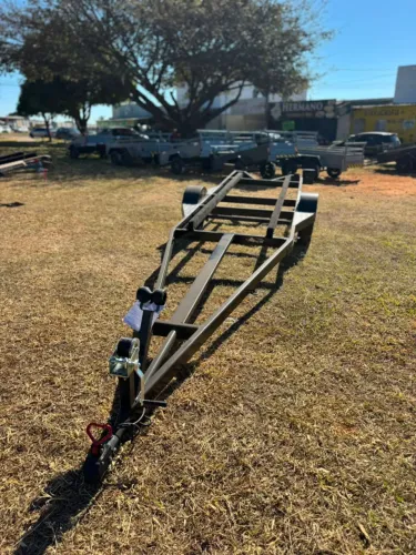 Carretinha p/ barco espaçosa para aumentar seu transporte - reboque
