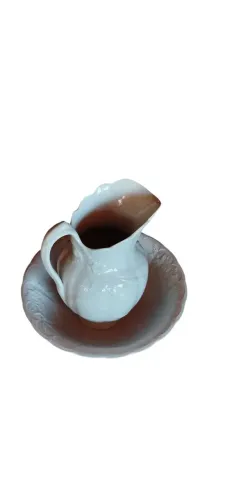 Gomil Com Jarra e Bacia em Porcelana Inglesa Com Relevo Floral Branco Antigo Século XX XlX