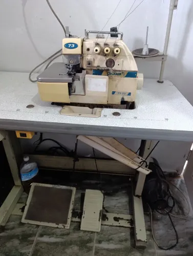 Vende-se uma máquina de costura