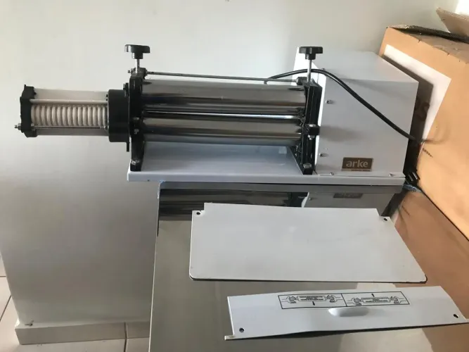 Cilindro Laminador Elétrico Arke LEV 30 + Mesa em Inox