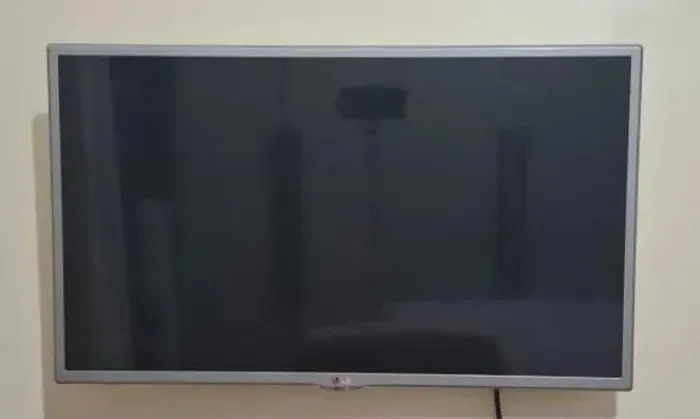 Ótima televisão LG com aparelho que vira smart