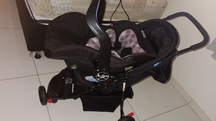Vendo carrinho d bebê e um bb conforto