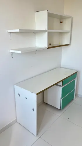 Escrivaninha com pratileiras e baú de gavetas