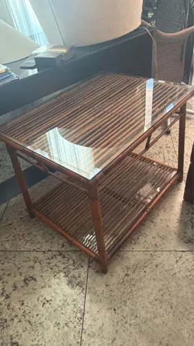 Mesa de centro/apoio de bambu dois níveis com vidro