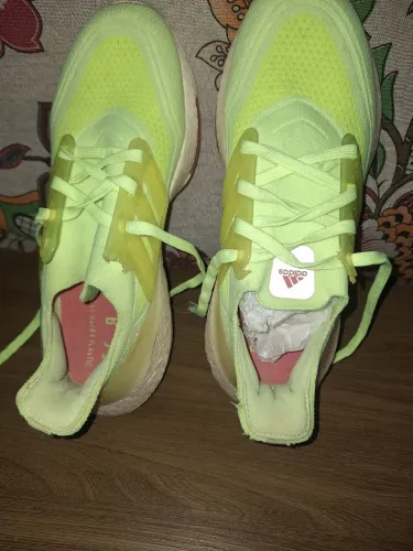 VENDO ESTE TENIS ADIDAS ULTRABOOST FEMININO