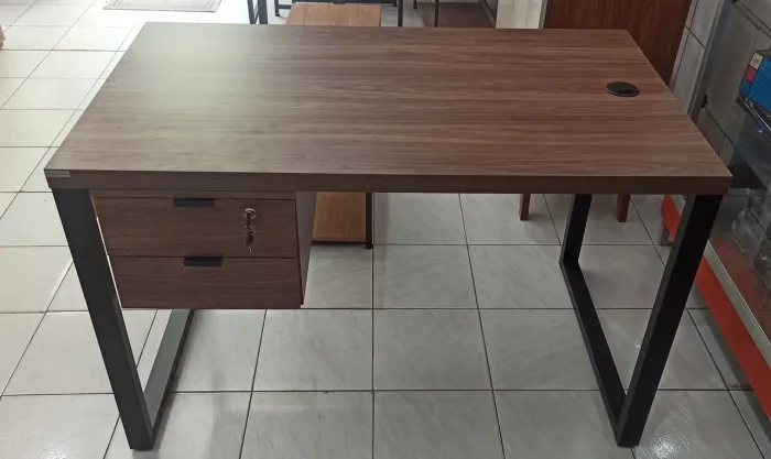 Mesa com 2 gavetas 1.20m