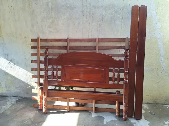 Cama de madeira de lei