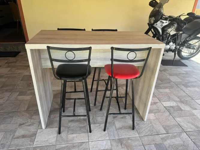 4 Banquetas de ferro e uma bancada