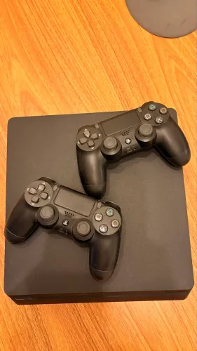 PlayStation 4 Slim 1TB com 2 controles
