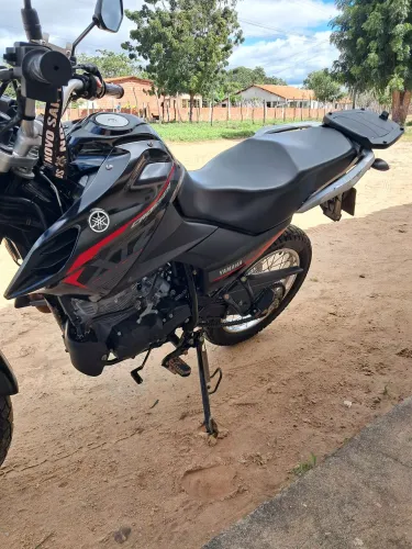 Moto crosser s toda direita no ponto de transferir