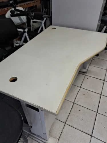 Mesa 1.40x0.75 madeira e pés de aco