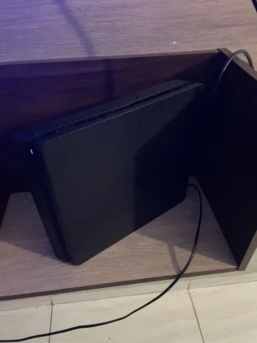 Playstation 4 slim,com 3 manetes,em perfeito estado de funcionamento