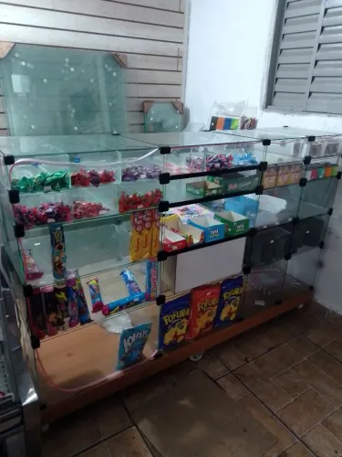 Balcão de vidro temperado com rodinhas